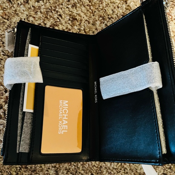 Michael Kors wristlet - Picture 3 of 3